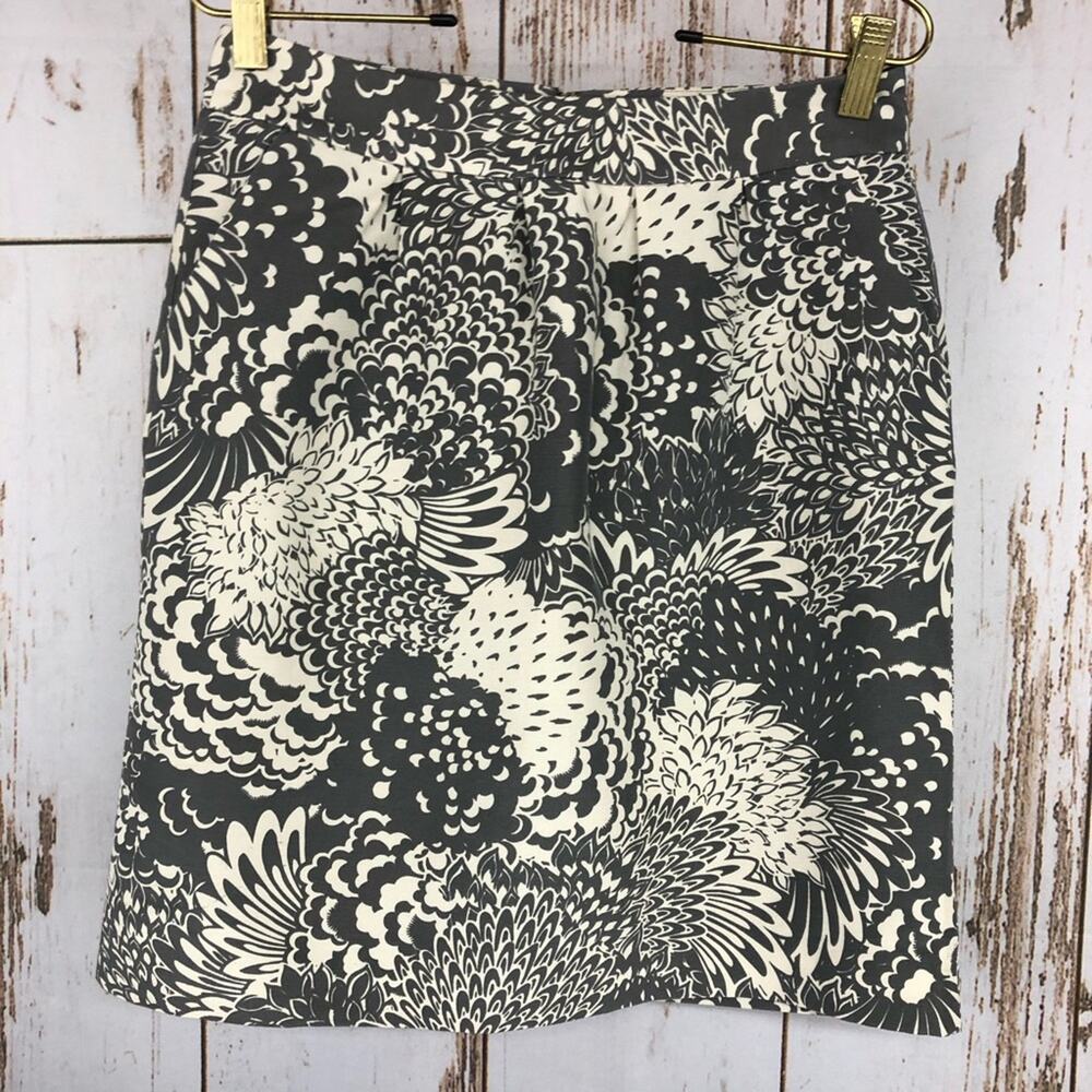 Halogen Mini Floral Skirt, Size 2. In excellent condition! With pockets!